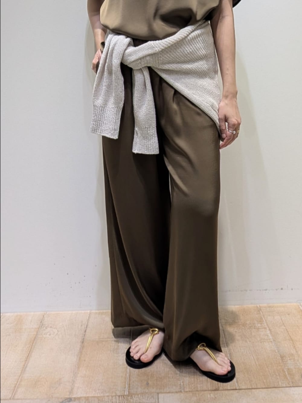 グリーン系のシャツ/ブラウス、グリーン系のその他パンツ、ベージュ系のニット/セーターを着用したレディースの春コーディネートの3枚目の写真