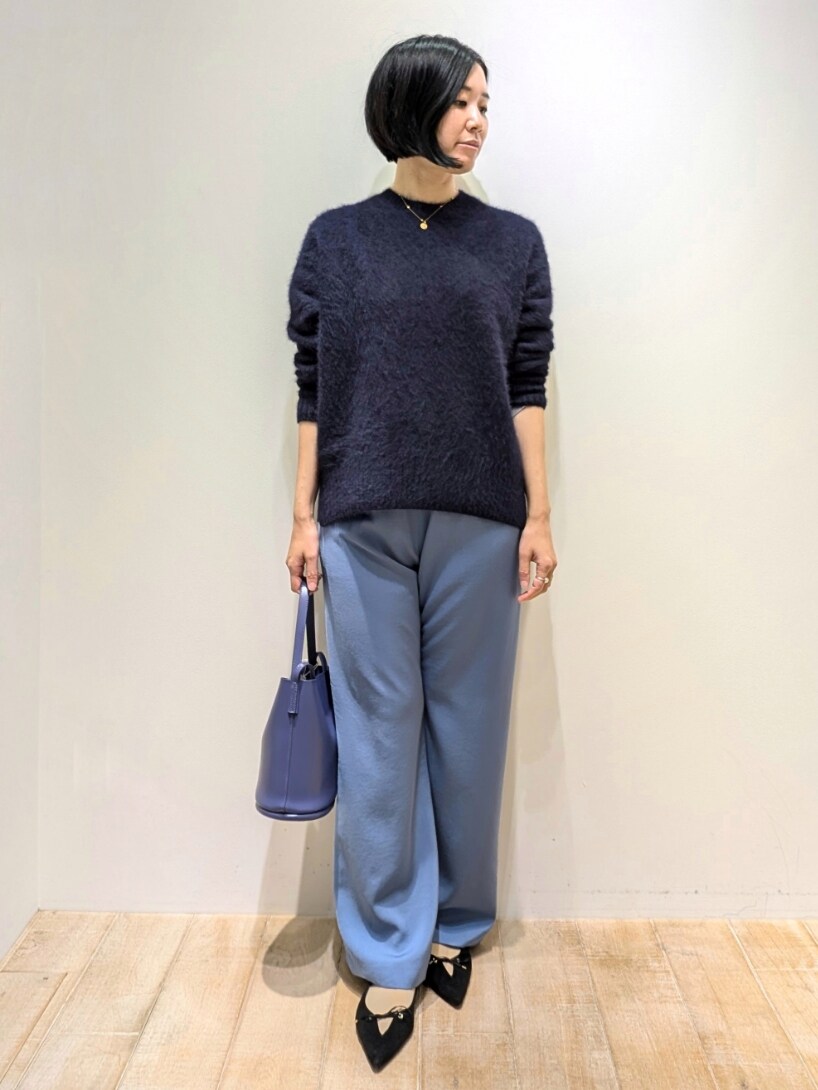 ブルー系のニット/セーター、ブルー系のスラックスを着用したレディースの冬コーディネートの4枚目の写真