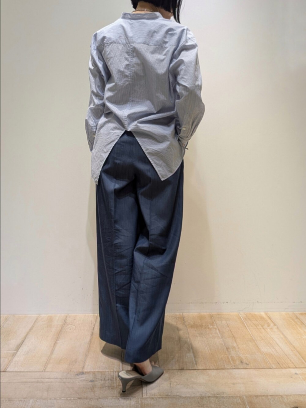 ブルー系のその他パンツ、その他のシャツ/ブラウスを着用したレディースの冬コーディネートの5枚目の写真