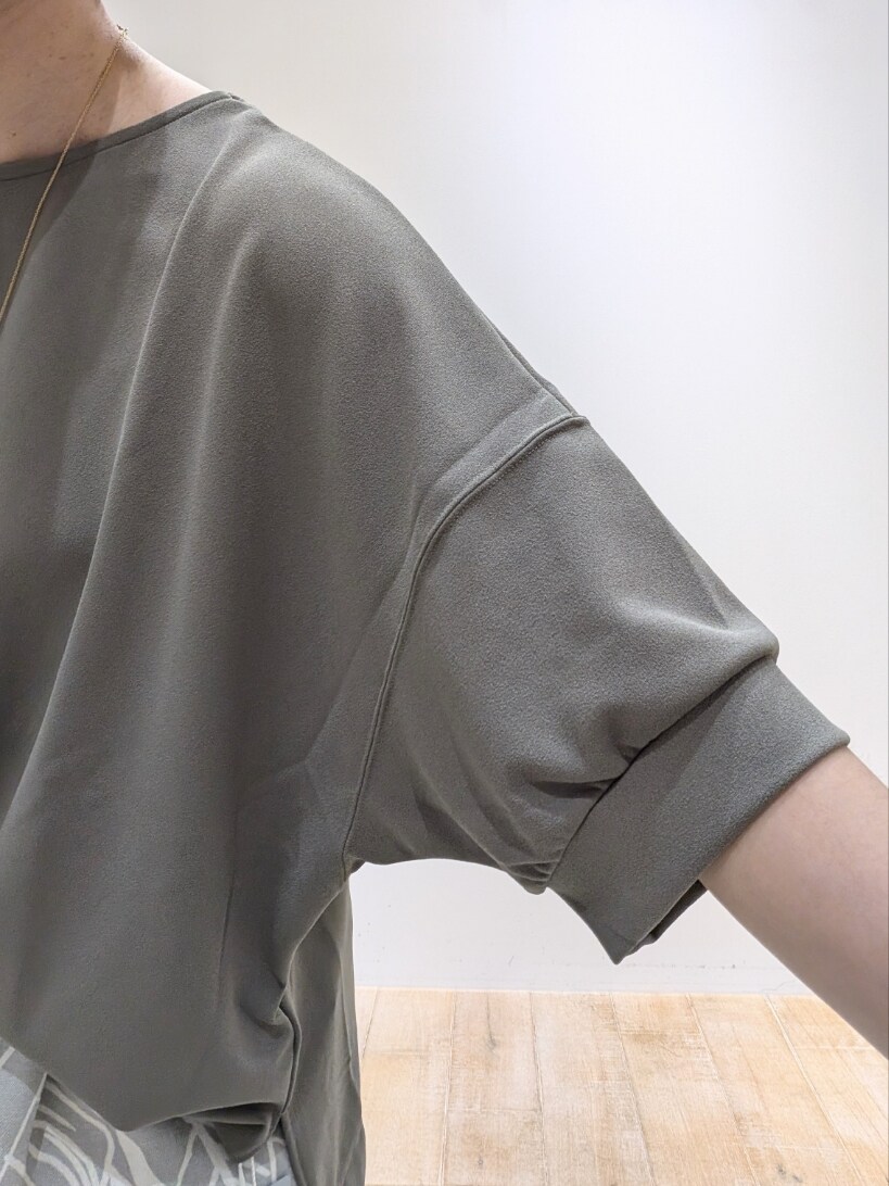 グリーン系のTシャツ/カットソー、グレー系のその他パンツを着用したレディースの夏コーディネートの5枚目の写真