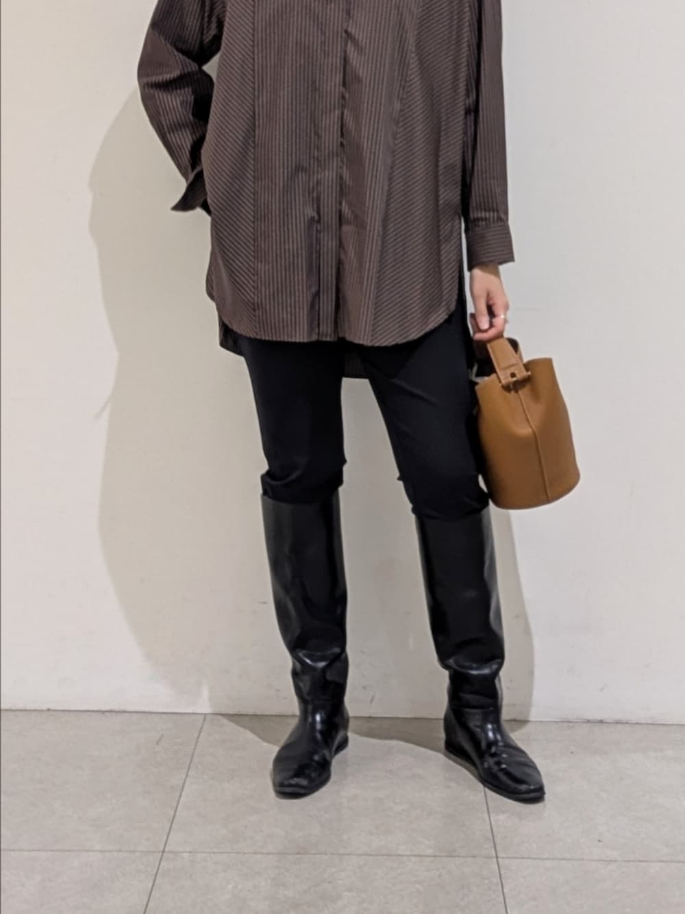 ブラウン系のシャツ/ブラウス、ブラック系のその他パンツ、シルバー系のネックレスを着用したレディースの夏コーディネートの3枚目の写真