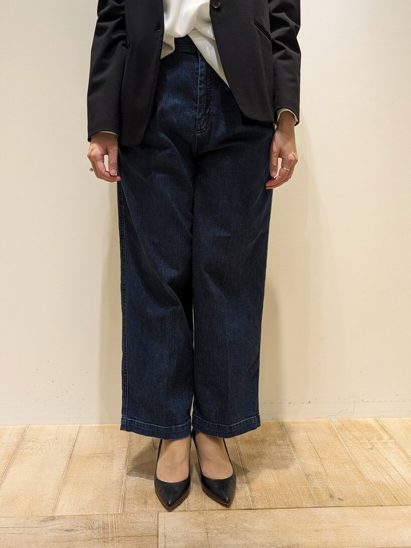 ブラック系のテーラードジャケット、ホワイト系のシャツ/ブラウス、ブルー系のデニムパンツを着用したレディースの春コーディネートの2枚目の写真