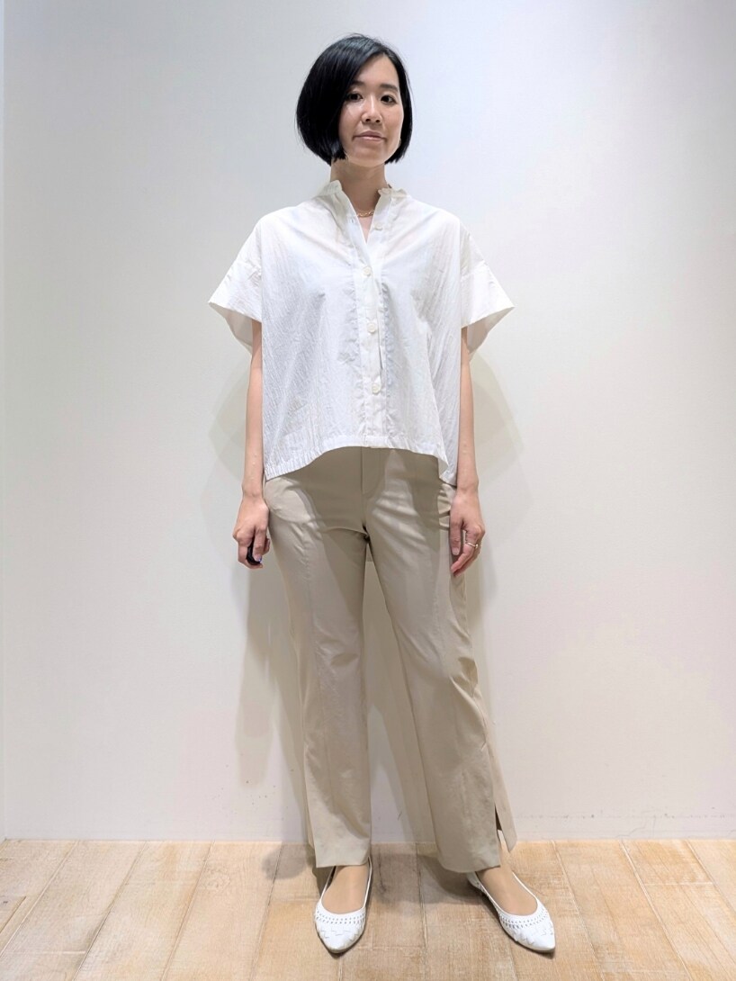 ホワイト系のシャツ/ブラウス、ベージュ系のその他パンツを着用したレディースの夏コーディネートの2枚目の写真