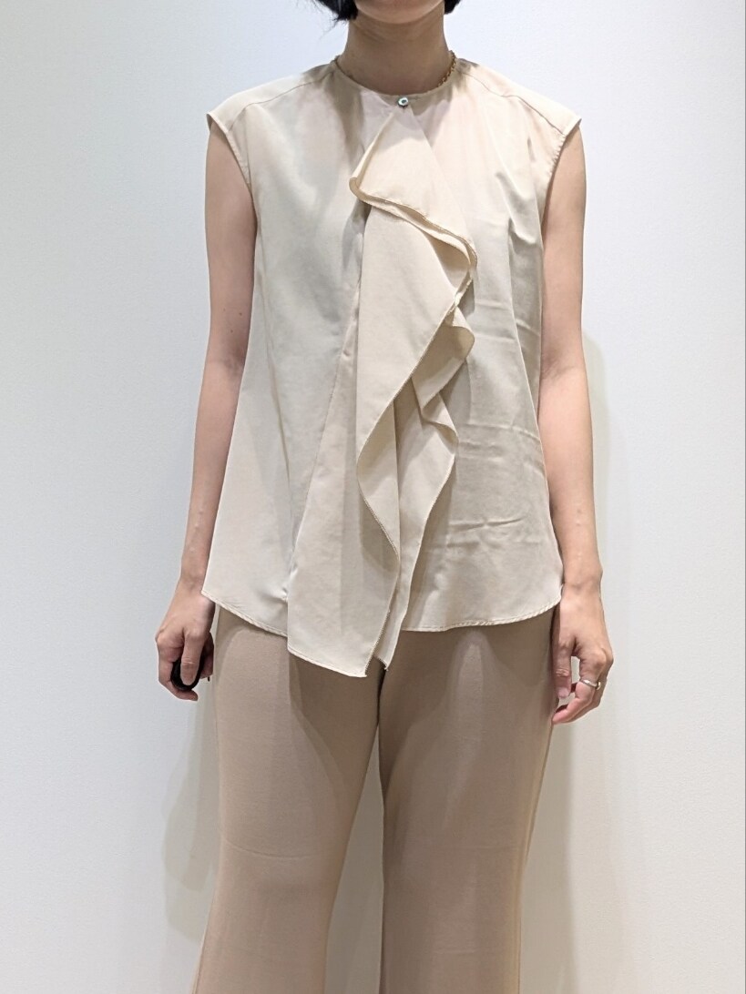 ベージュ系のシャツ/ブラウス、ベージュ系のその他パンツを着用したレディースの夏コーディネートの5枚目の写真