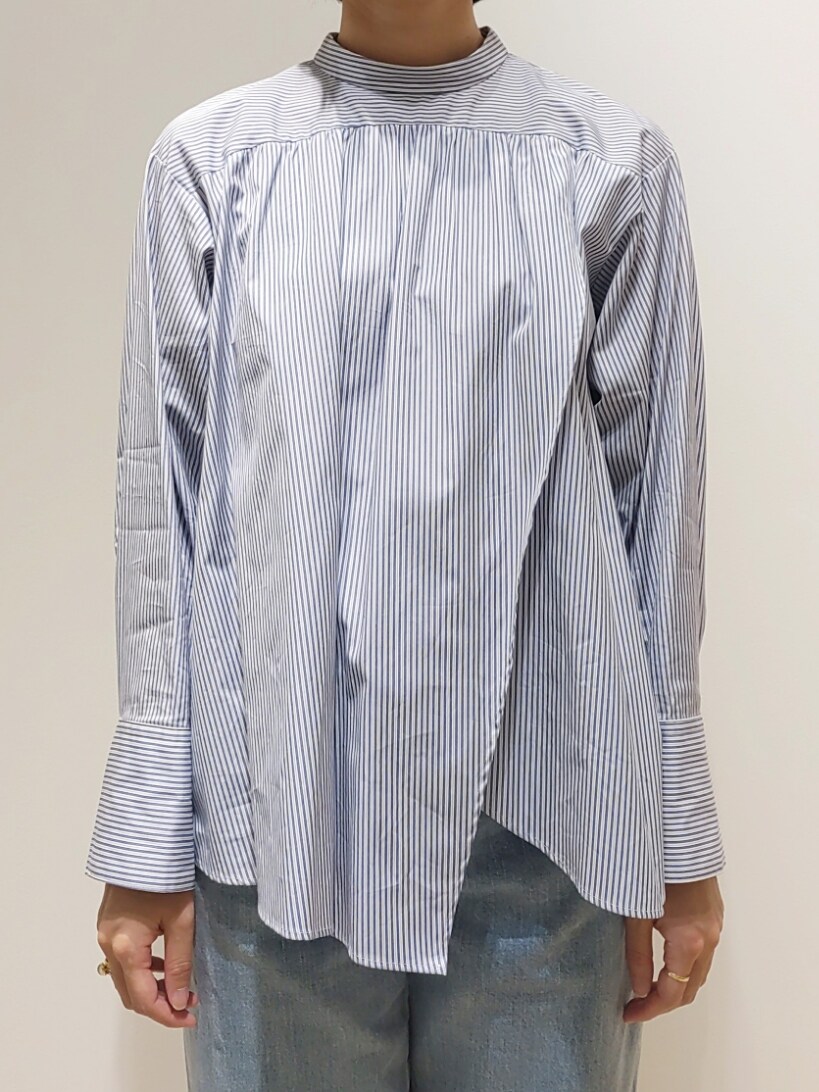 ブルー系のシャツ/ブラウス、ブラック系のショルダーバッグ、ブルー系のデニムパンツを着用したレディースの秋コーディネートの2枚目の写真