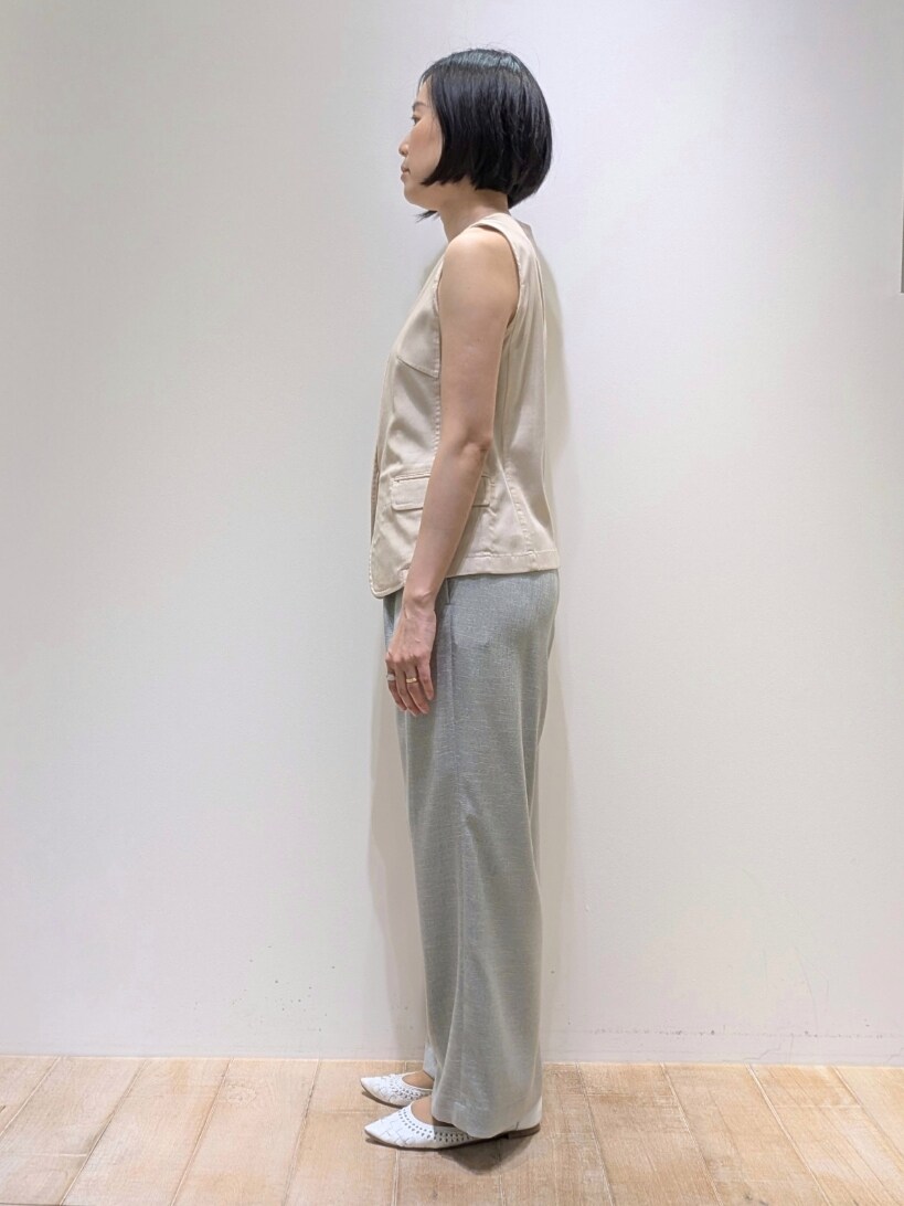 ブルー系のシャツ/ブラウス、グリーン系のスラックスを着用したレディースの春コーディネートの2枚目の写真