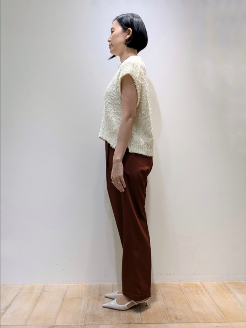 ホワイト系のニット/セーター、ブラウン系のその他パンツを着用したレディースの夏コーディネートの4枚目の写真