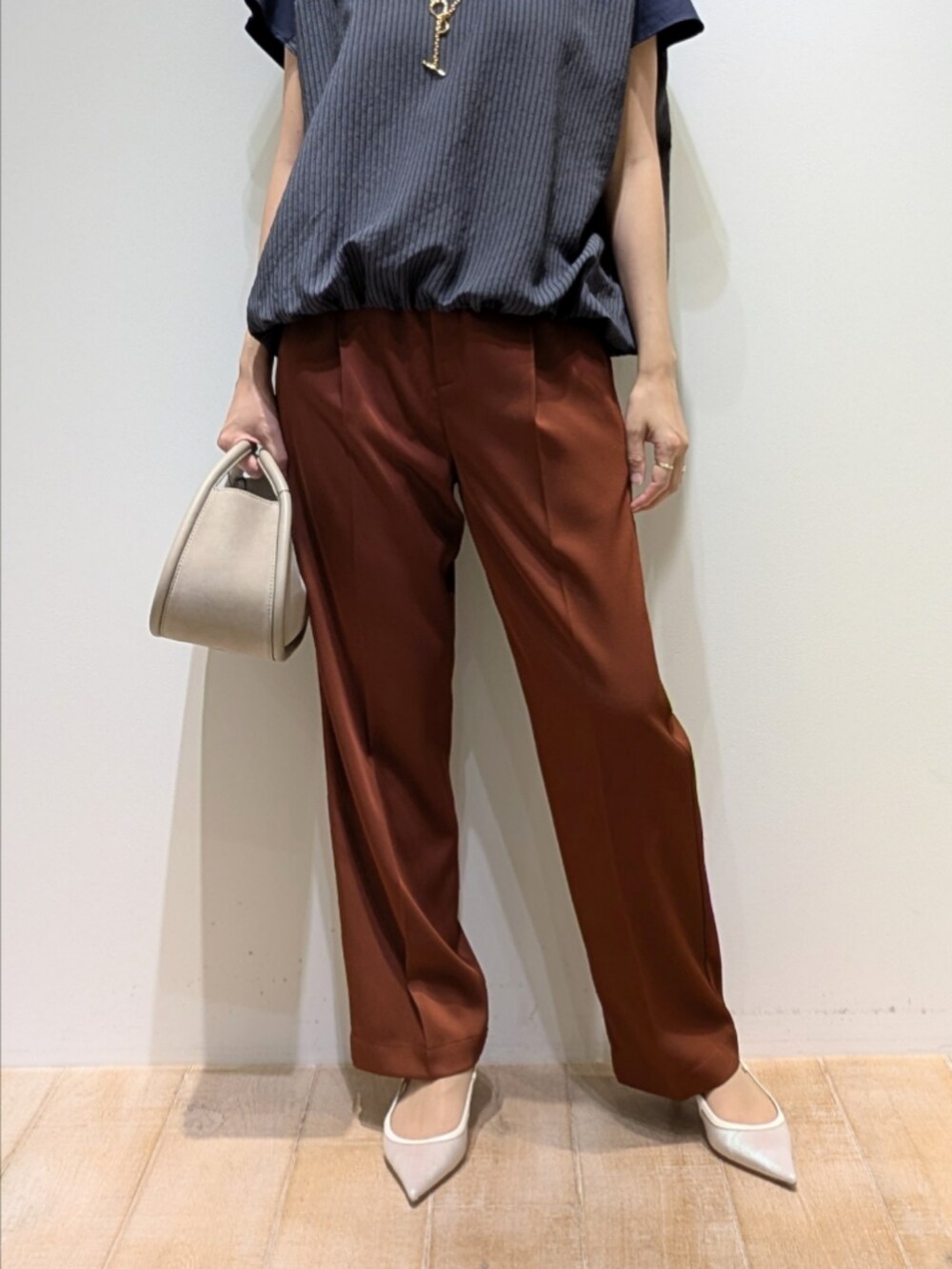 ブラウン系のその他パンツ、ブルー系のTシャツ/カットソー、ゴールド系のネックレスを着用したレディースの秋コーディネートの3枚目の写真