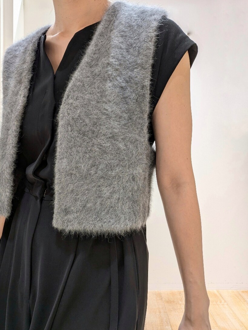 ブラック系のつなぎ/オールインワン、グレー系のベストを着用したレディースの夏コーディネートの4枚目の写真