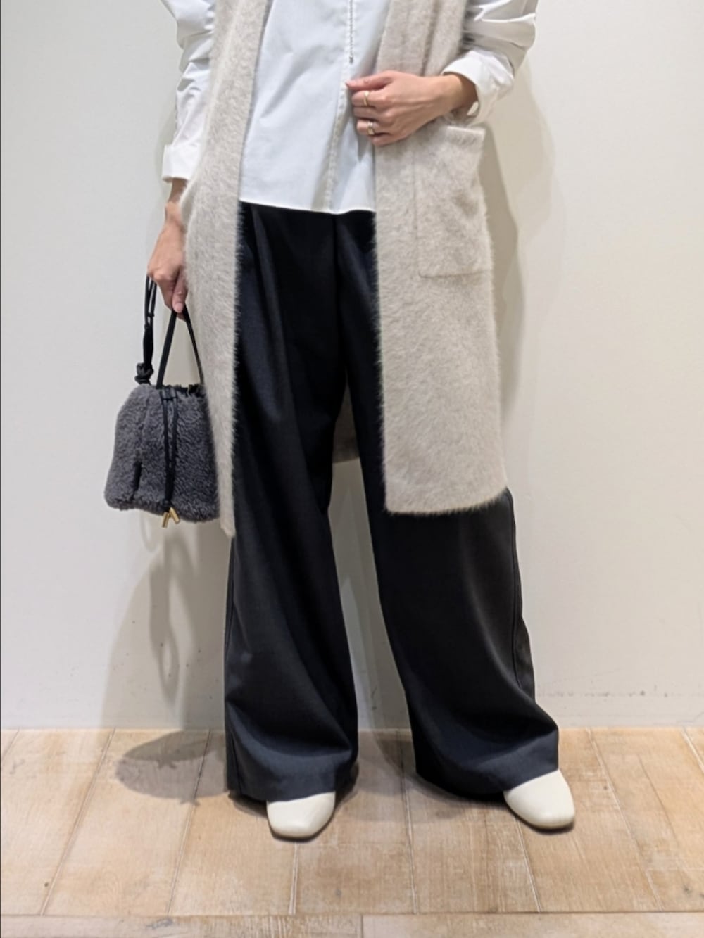 ホワイト系のシャツ/ブラウス、ベージュ系のベスト、グレー系のその他パンツを着用したレディースの冬コーディネートの3枚目の写真