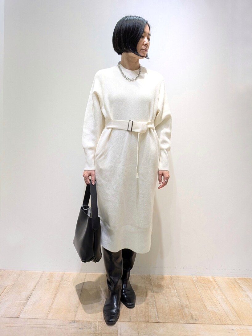 ホワイト系のワンピースを着用したレディースの冬コーディネートの5枚目の写真