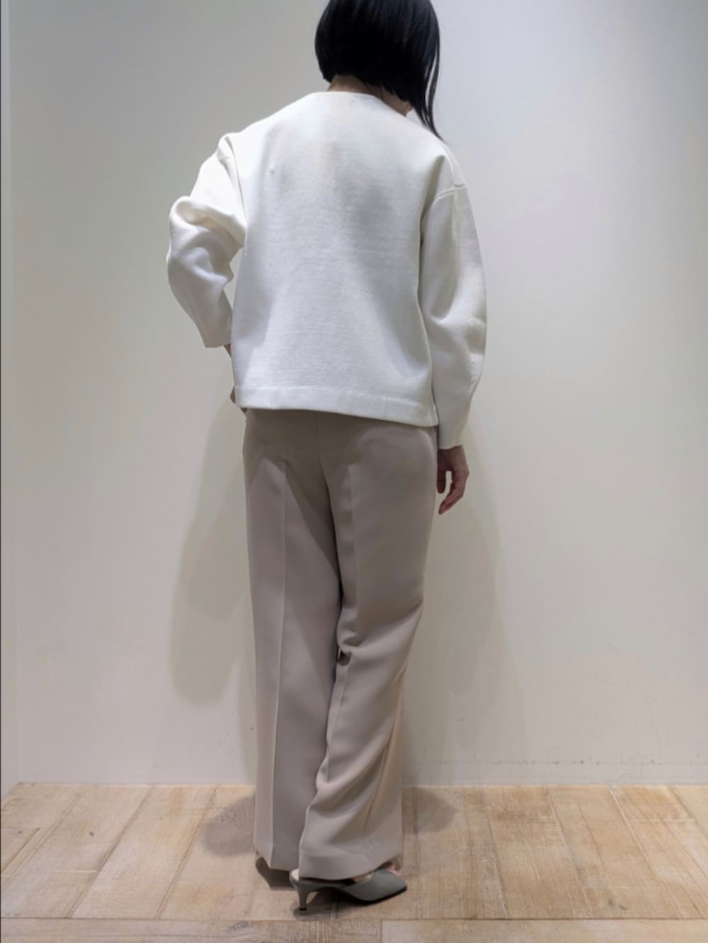 ホワイト系のカーディガン/ボレロ、ベージュ系のその他パンツを着用したレディースの冬コーディネートの5枚目の写真