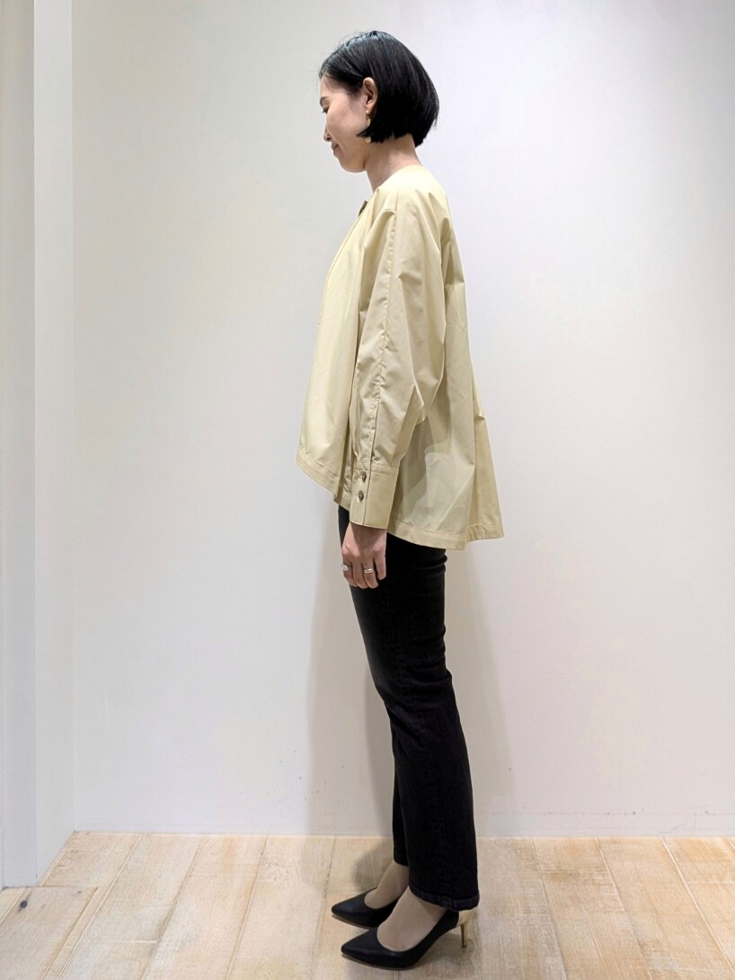 イエロー系のシャツ/ブラウス、ブラック系のその他パンツを着用したレディースの秋コーディネートの2枚目の写真