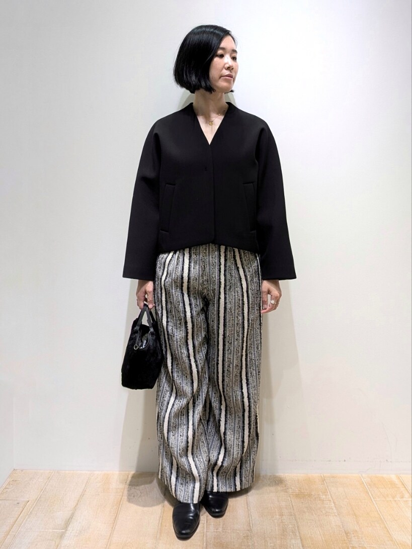 ブラック系のその他パンツ、ブラック系のノーカラージャケットを着用したレディースの秋コーディネートの4枚目の写真