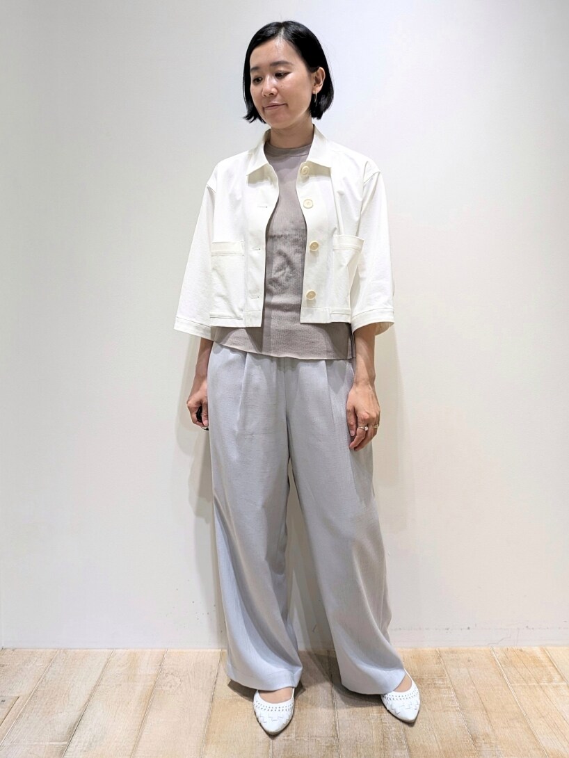 ホワイト系のブルゾン、ブルー系のその他パンツ、グレー系のTシャツ/カットソーを着用したレディースの春コーディネートの2枚目の写真