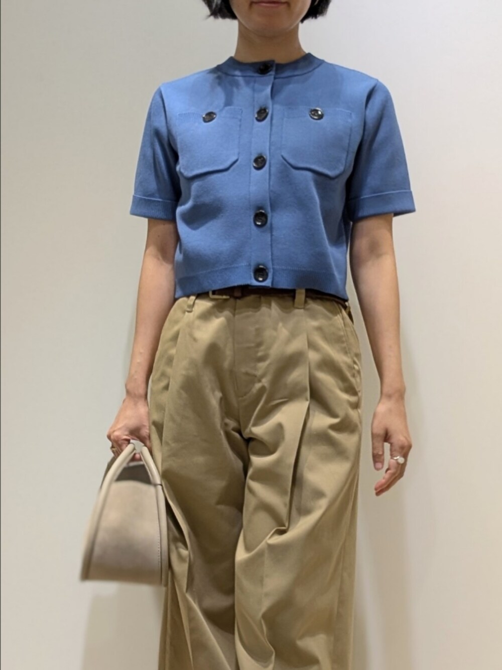 ベージュ系のその他パンツ、ブラウン系のTシャツ/カットソーを着用したレディースの夏コーディネートの2枚目の写真