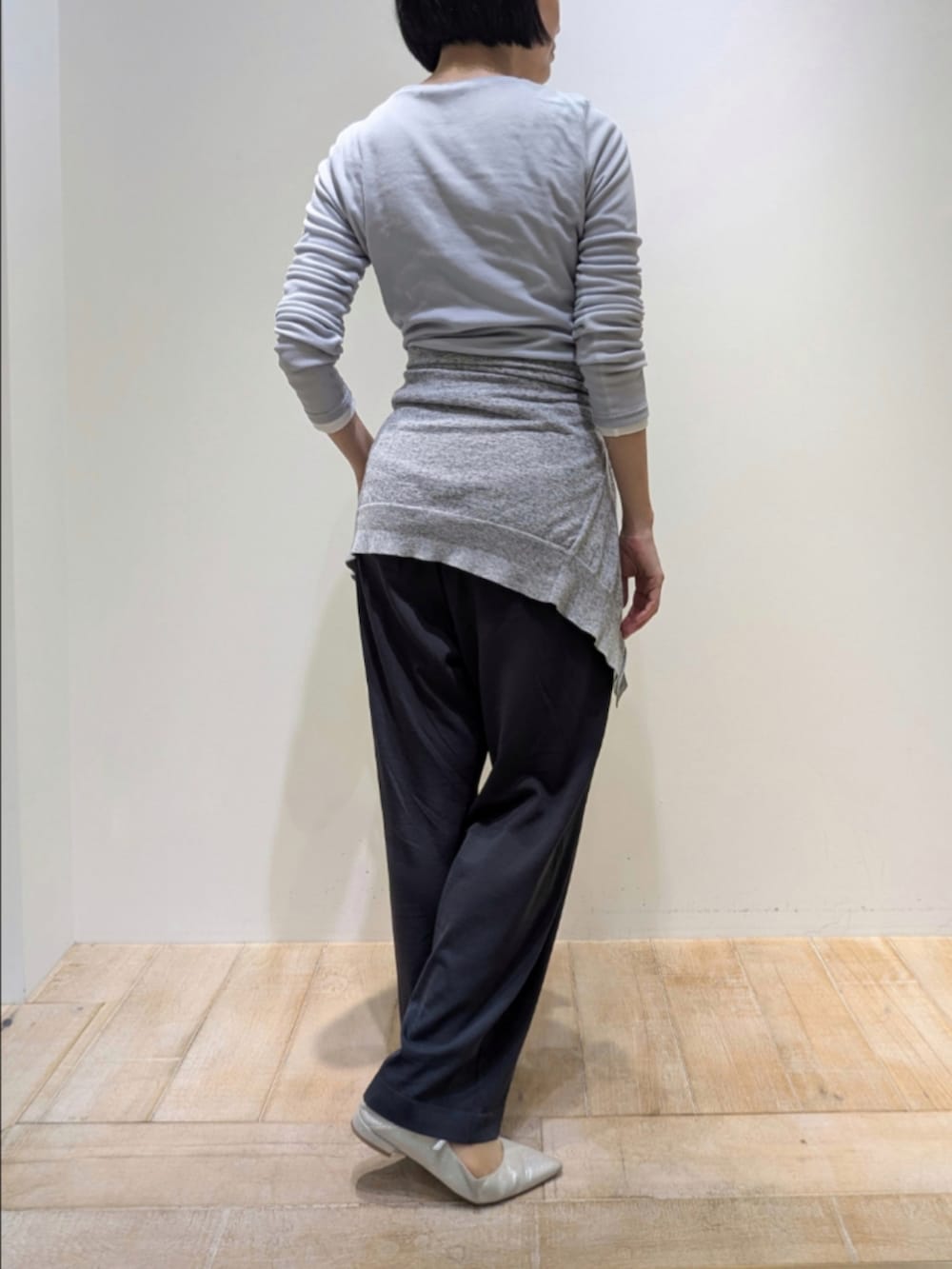 ホワイト系のTシャツ/カットソー、グレー系のTシャツ/カットソー、グレー系のカーディガン/ボレロを着用したレディースの春コーディネートの5枚目の写真