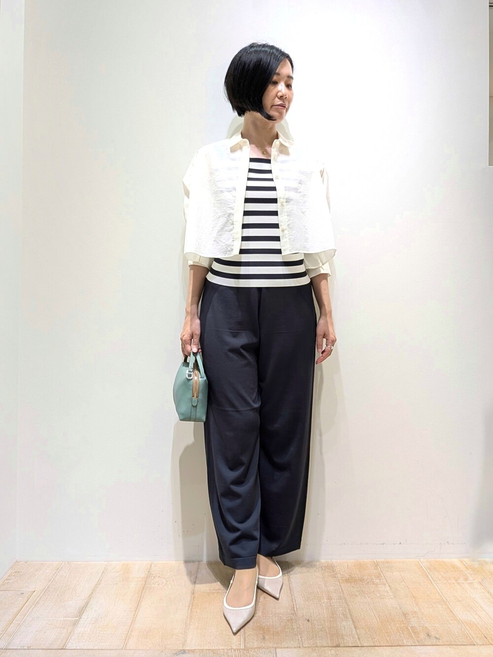 グレー系のその他パンツ、ホワイト系のシャツ/ブラウス、その他のタンクトップを着用したレディースの夏コーディネートの2枚目の写真