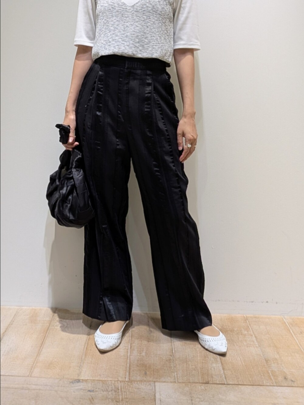 ホワイト系のTシャツ/カットソー、ブラック系のその他パンツ、グレー系のベストを着用したレディースの夏コーディネートの3枚目の写真