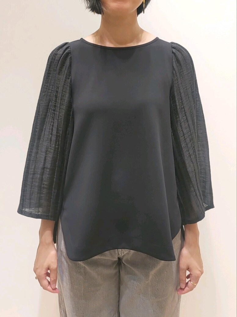 ブラック系のシャツ/ブラウス、ブラック系のデニムパンツを着用したレディースの秋コーディネートの2枚目の写真