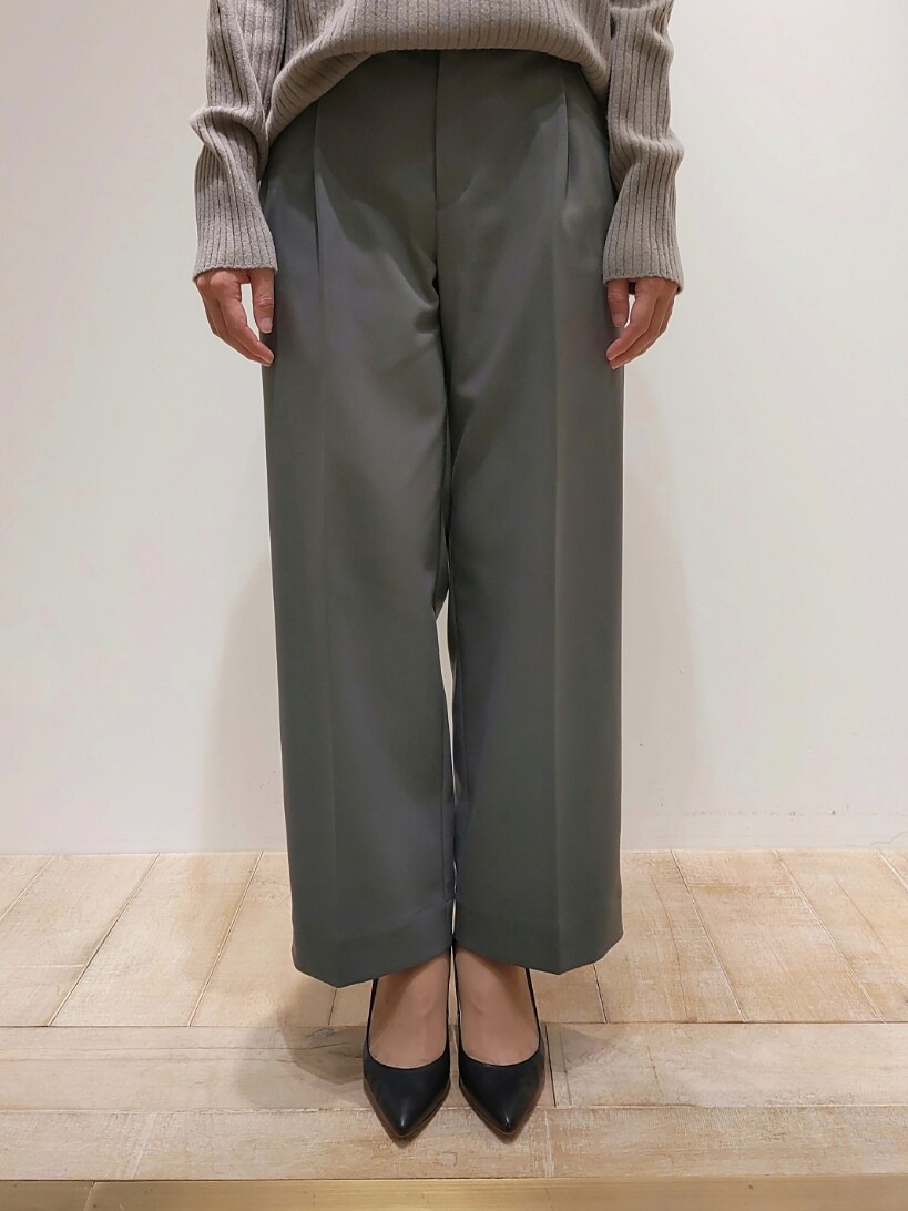 グリーン系のその他パンツ、グレー系のニット/セーターを着用したレディースの冬コーディネートの2枚目の写真