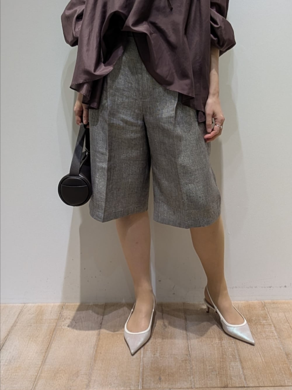 ブラウン系のシャツ/ブラウス、ベージュ系のその他パンツ、ゴールド系のチョーカーを着用したレディースの春コーディネートの3枚目の写真