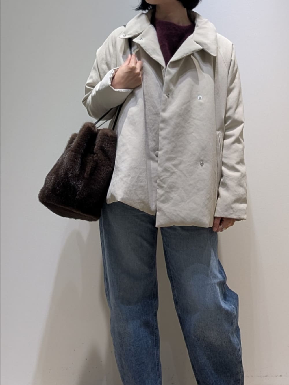 ベージュ系のダウンジャケット/コート、レッド系のニット/セーター、ホワイト系のシャツ/ブラウスを着用したレディースの秋コーディネートの2枚目の写真