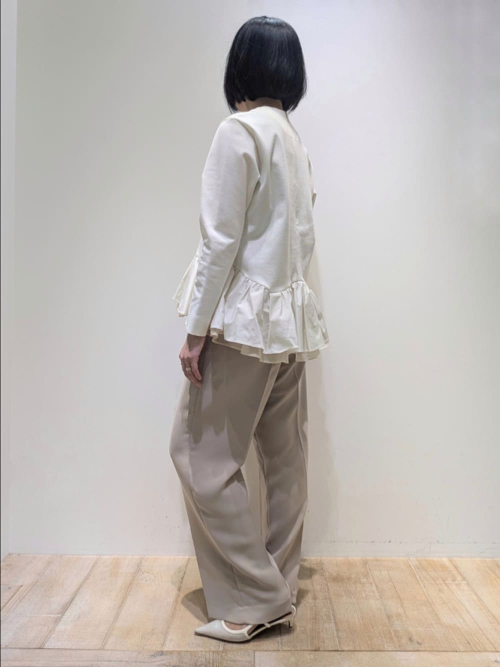 ホワイト系のシャツ/ブラウス、ベージュ系のその他パンツを着用したレディースの冬コーディネートの4枚目の写真