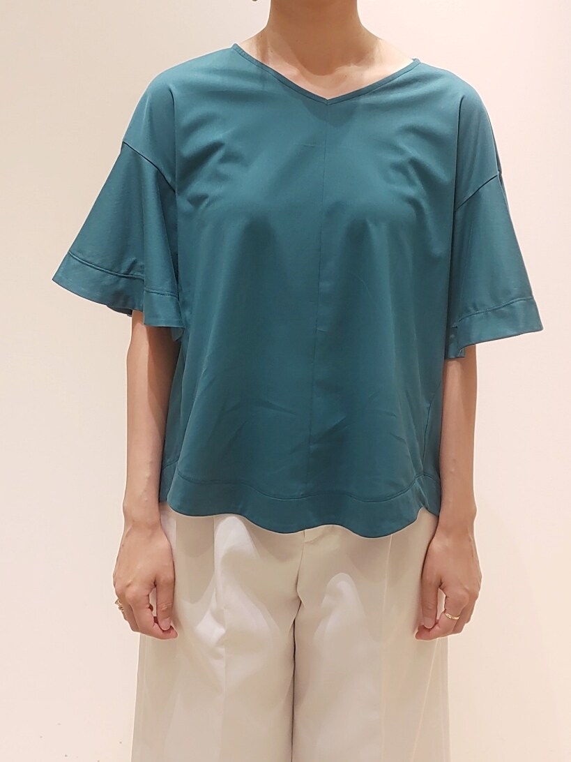 グリーン系のTシャツ/カットソー、ホワイト系のその他パンツを着用したレディースの夏コーディネートの2枚目の写真