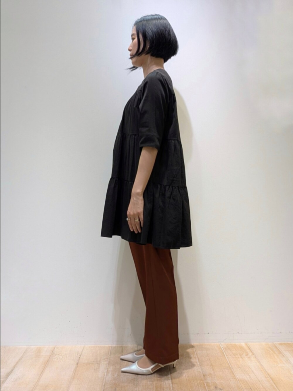 ブラック系のシャツ/ブラウス、ブラウン系のその他パンツを着用したレディースの夏コーディネートの4枚目の写真