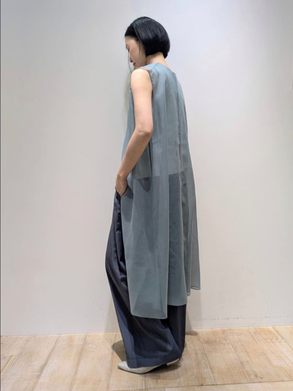 グリーン系のシャツ/ブラウス、ホワイト系のタンクトップ、ブルー系のその他パンツを着用したレディースの春コーディネートの4枚目の写真
