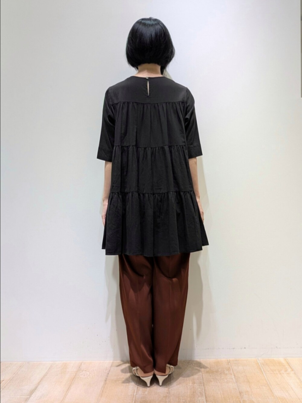 ブラック系のシャツ/ブラウス、ブラウン系のその他パンツを着用したレディースの夏コーディネートの5枚目の写真