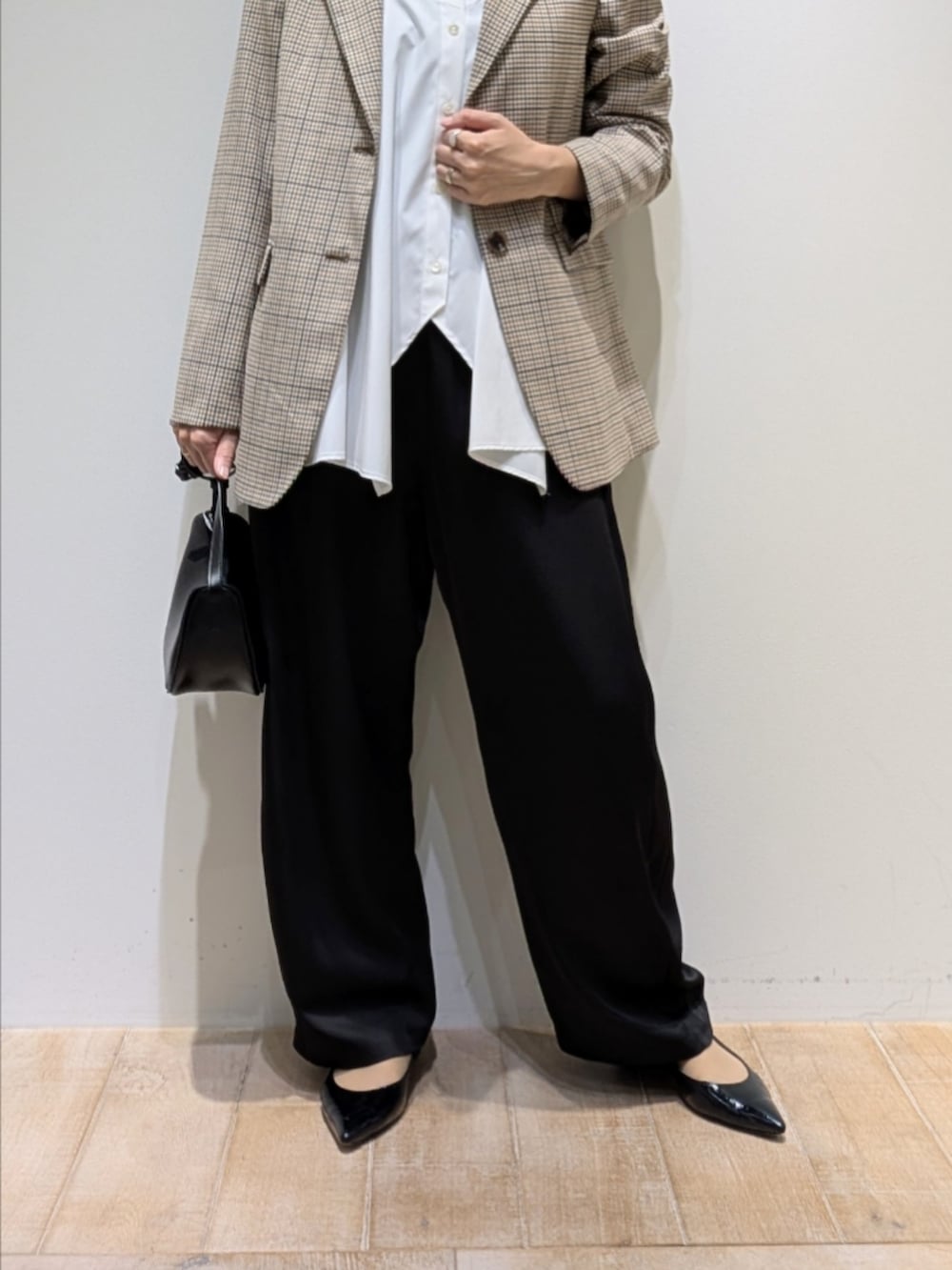 ベージュ系のテーラードジャケット、ホワイト系のシャツ/ブラウス、ブラック系のその他パンツを着用したレディースの秋コーディネートの3枚目の写真