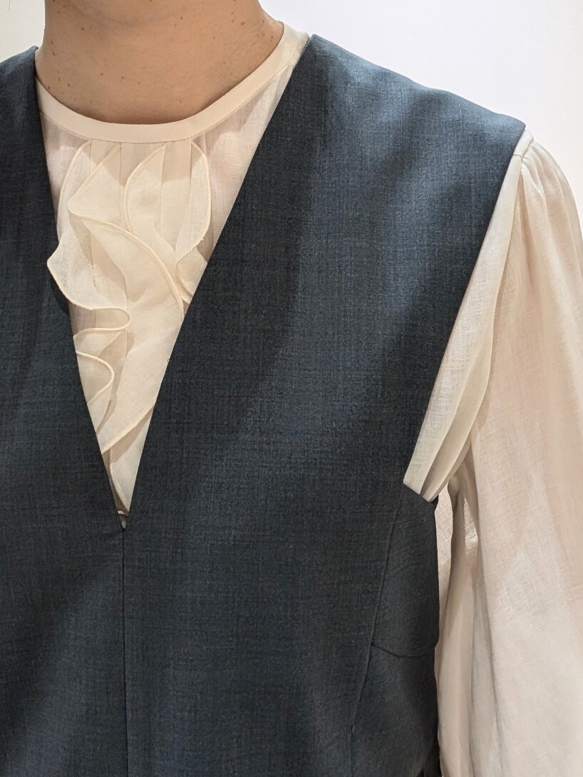 グリーン系のワンピース、ホワイト系のシャツ/ブラウスを着用したレディースの秋コーディネートの5枚目の写真