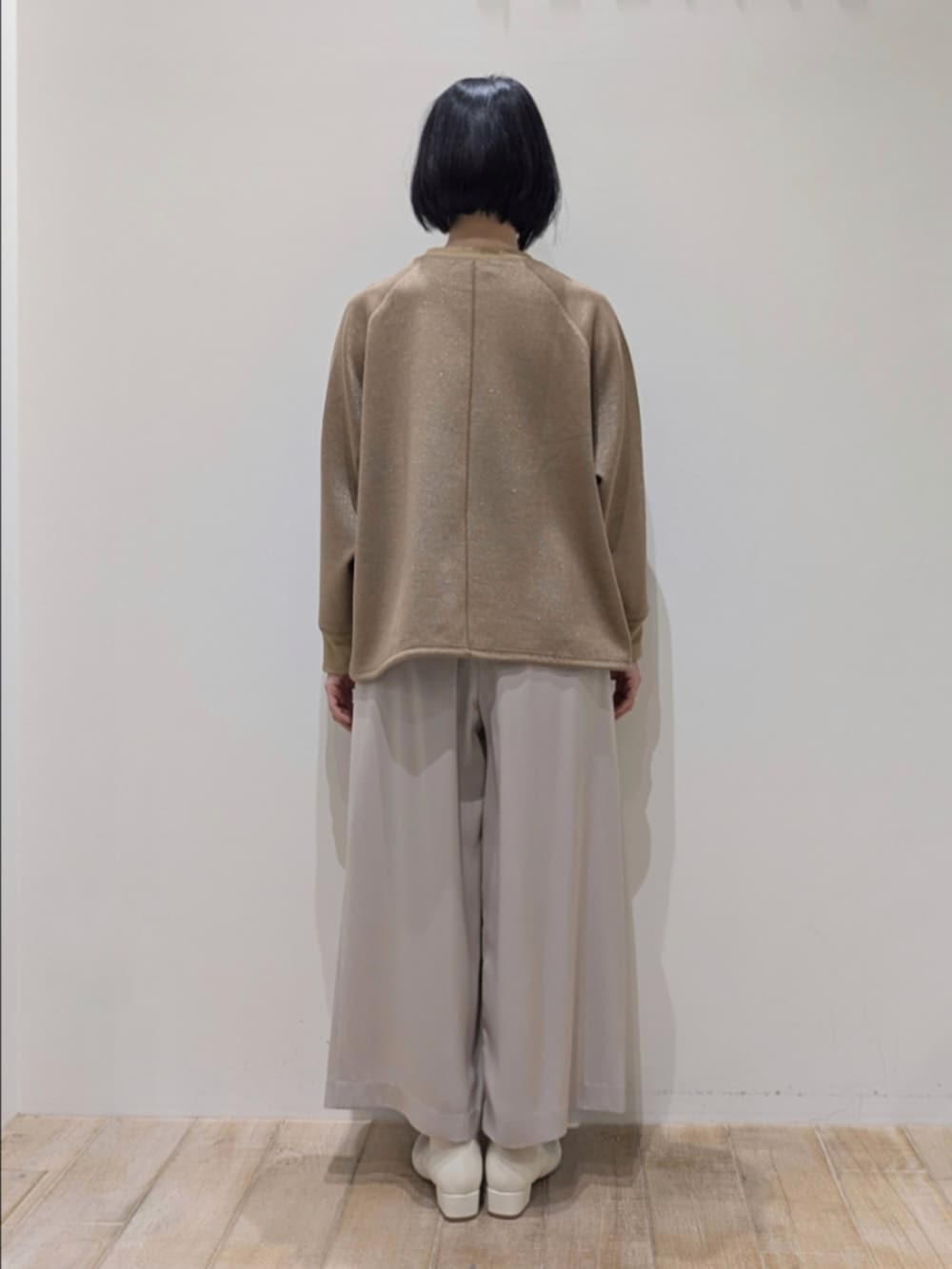 ブラウン系のスウェット、ベージュ系のその他パンツを着用したレディースの冬コーディネートの5枚目の写真