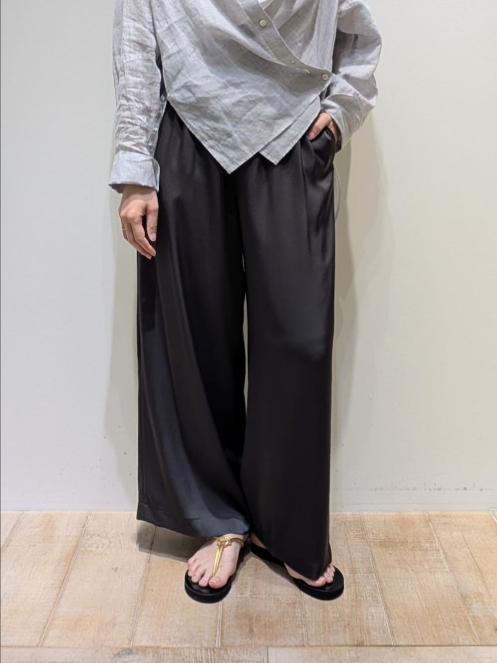 パープル系のシャツ/ブラウス、グレー系のその他パンツ、ホワイト系のタンクトップを着用したレディースの春コーディネートの3枚目の写真