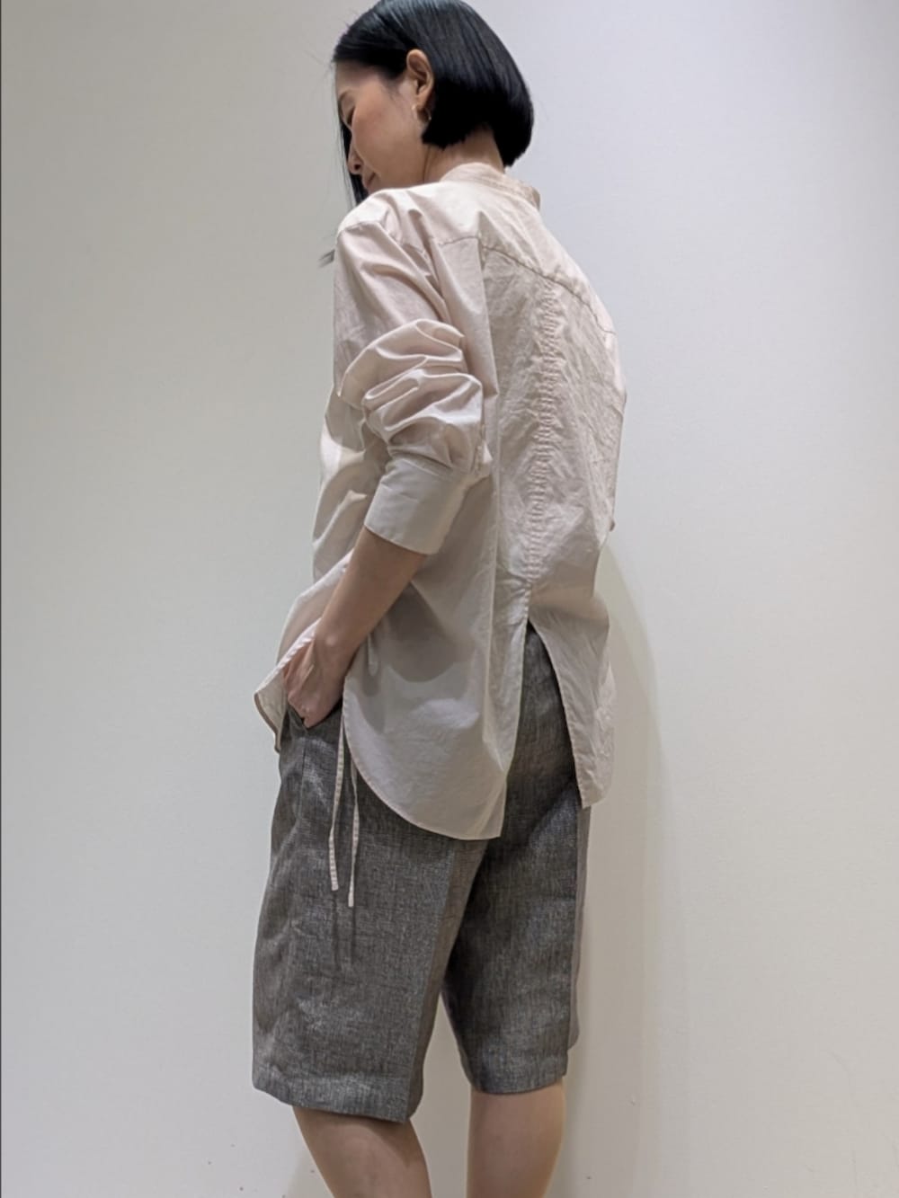 ピンク系のシャツ/ブラウス、ベージュ系のその他パンツを着用したレディースの春コーディネートの4枚目の写真