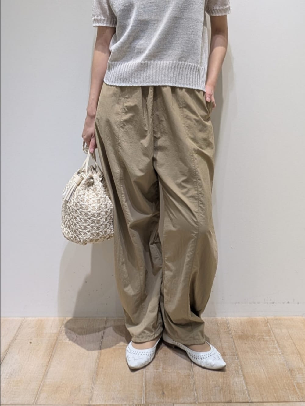 ホワイト系のニット/セーター、ベージュ系のその他パンツ、ホワイト系のショルダーバッグを着用したレディースの春コーディネートの3枚目の写真