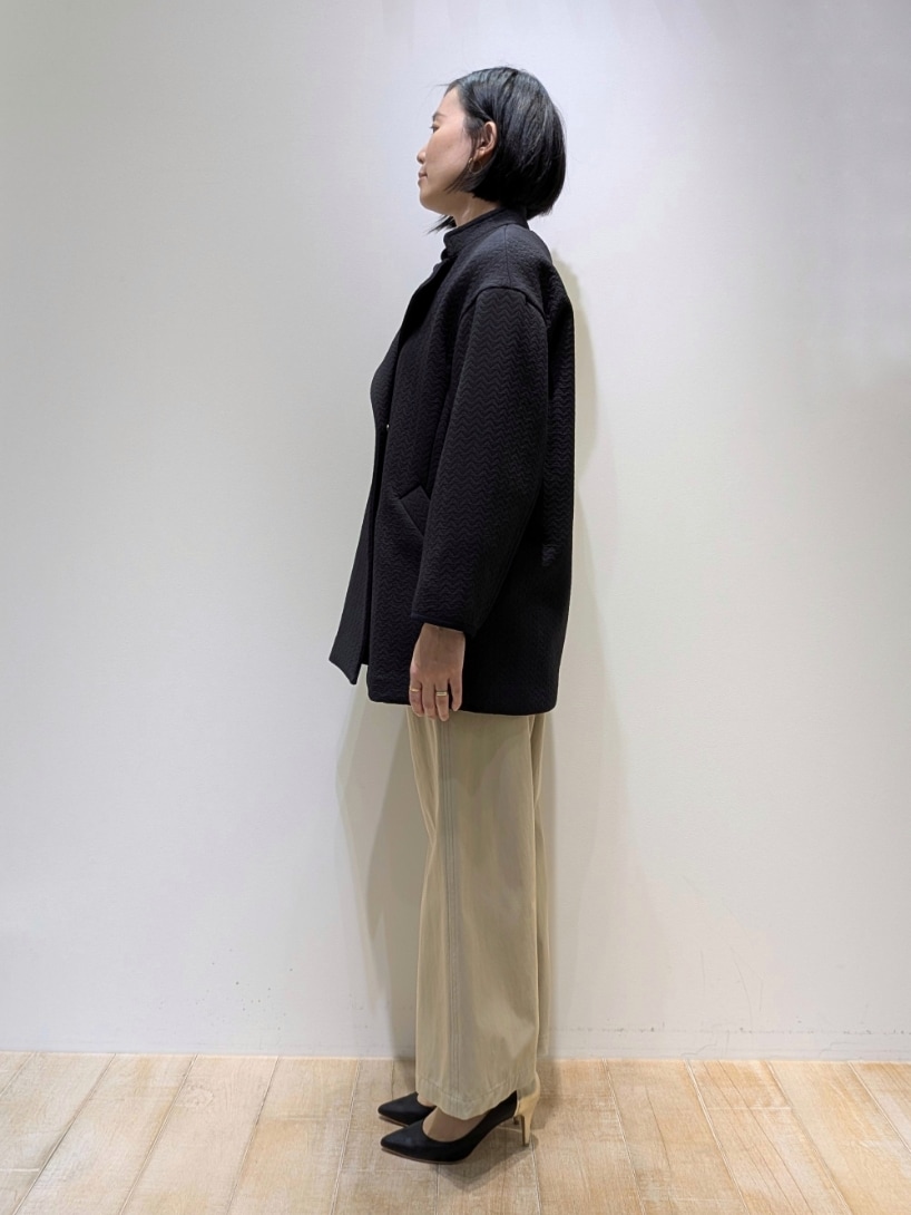 グリーン系のその他パンツ、ブルー系のトレンチコート、グレー系のニット/セーターを着用したレディースの冬コーディネートの2枚目の写真