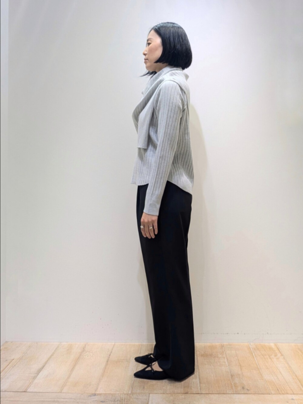 ブルー系のニット/セーター、ブラック系のその他パンツ、ブラウン系のショルダーバッグを着用したレディースの冬コーディネートの4枚目の写真