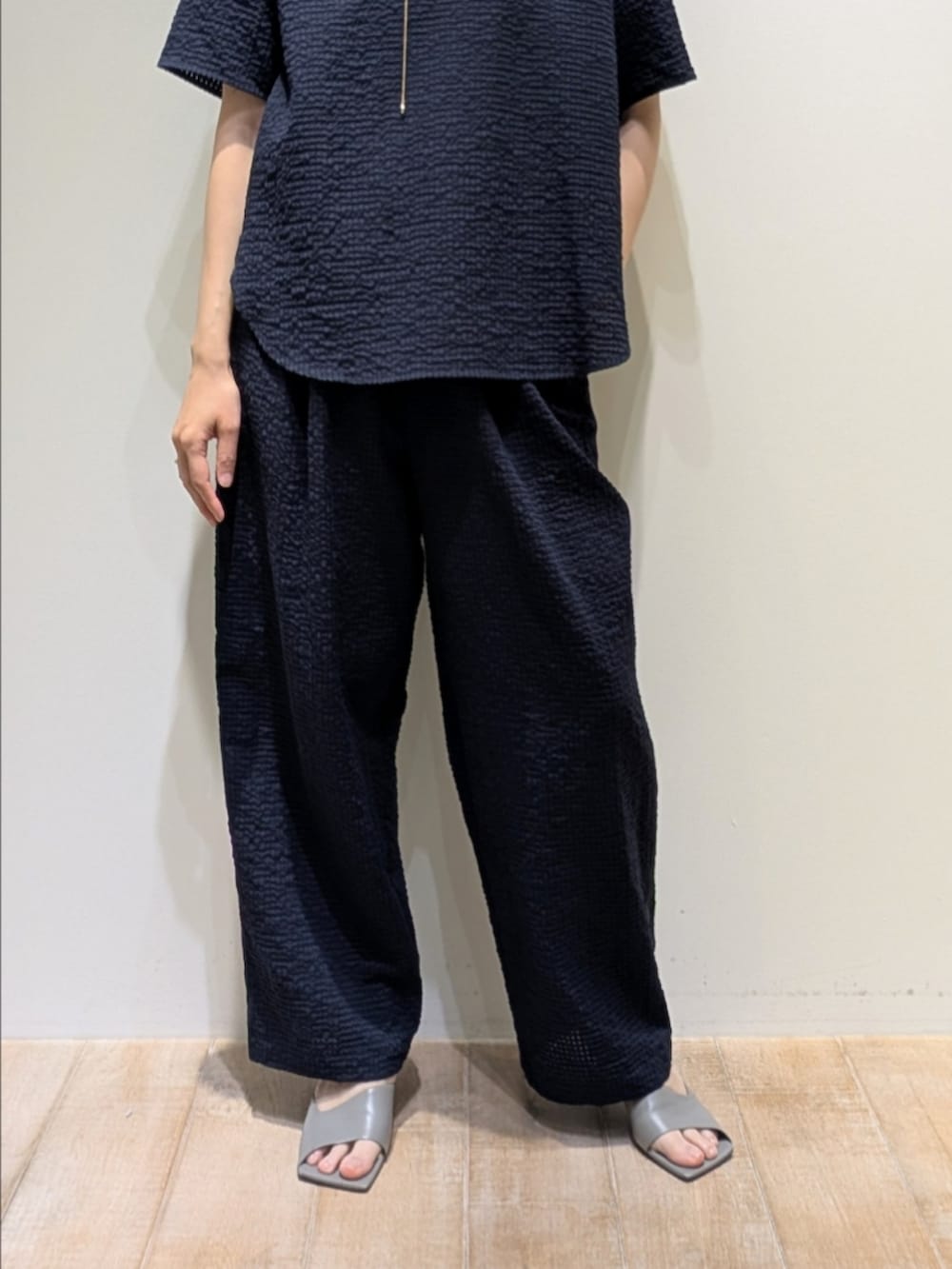 ブルー系のTシャツ/カットソー、ブルー系のその他パンツ、ゴールド系のネックレスを着用したレディースの夏コーディネートの3枚目の写真