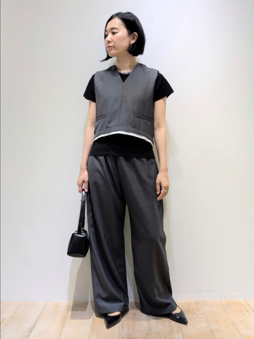 ブラック系のTシャツ/カットソー、グレー系のタンクトップ、グレー系のその他パンツを着用したレディースの夏コーディネートの6枚目の写真