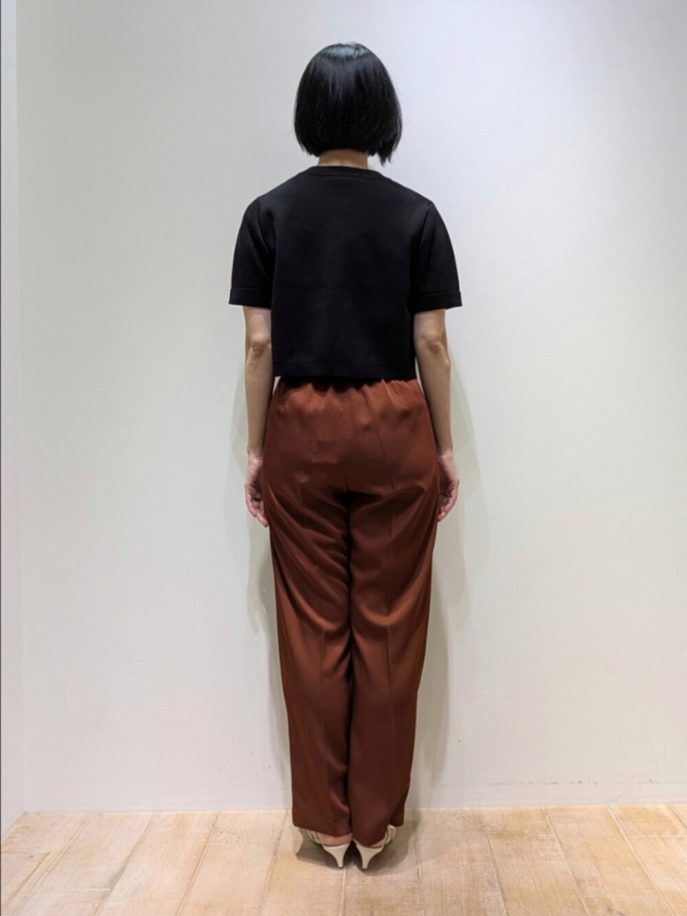 ブラック系のTシャツ/カットソー、ブラウン系のその他パンツを着用したレディースの秋コーディネートの5枚目の写真