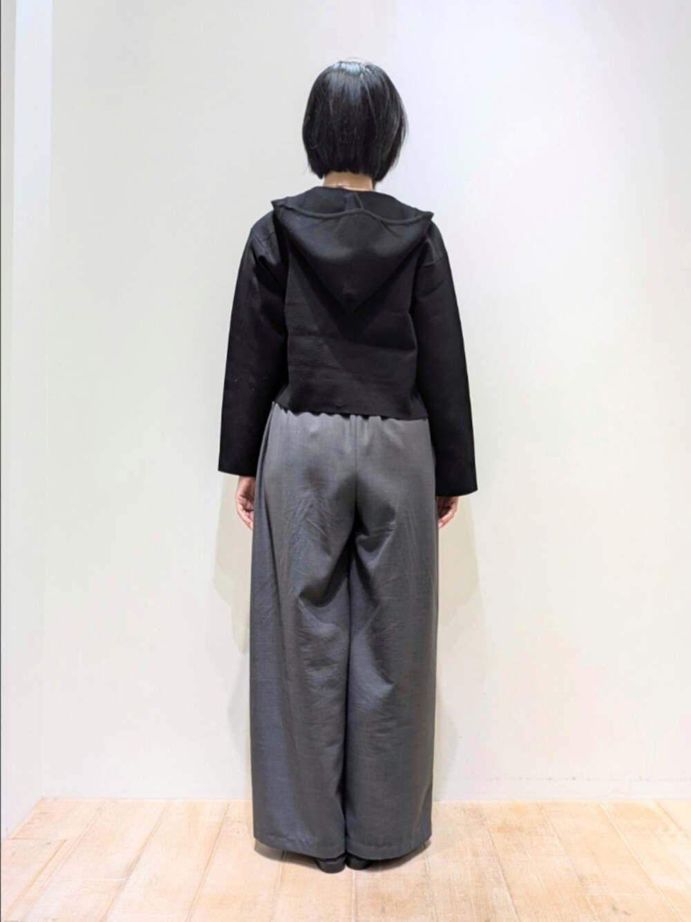 ブラック系のパーカー、ホワイト系のTシャツ/カットソー、グレー系のその他パンツを着用したレディースの秋コーディネートの5枚目の写真