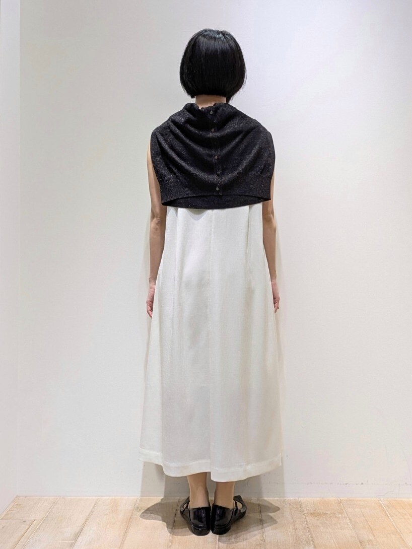 ホワイト系のワンピース、ブラック系のカーディガン/ボレロを着用したレディースの春コーディネートの3枚目の写真