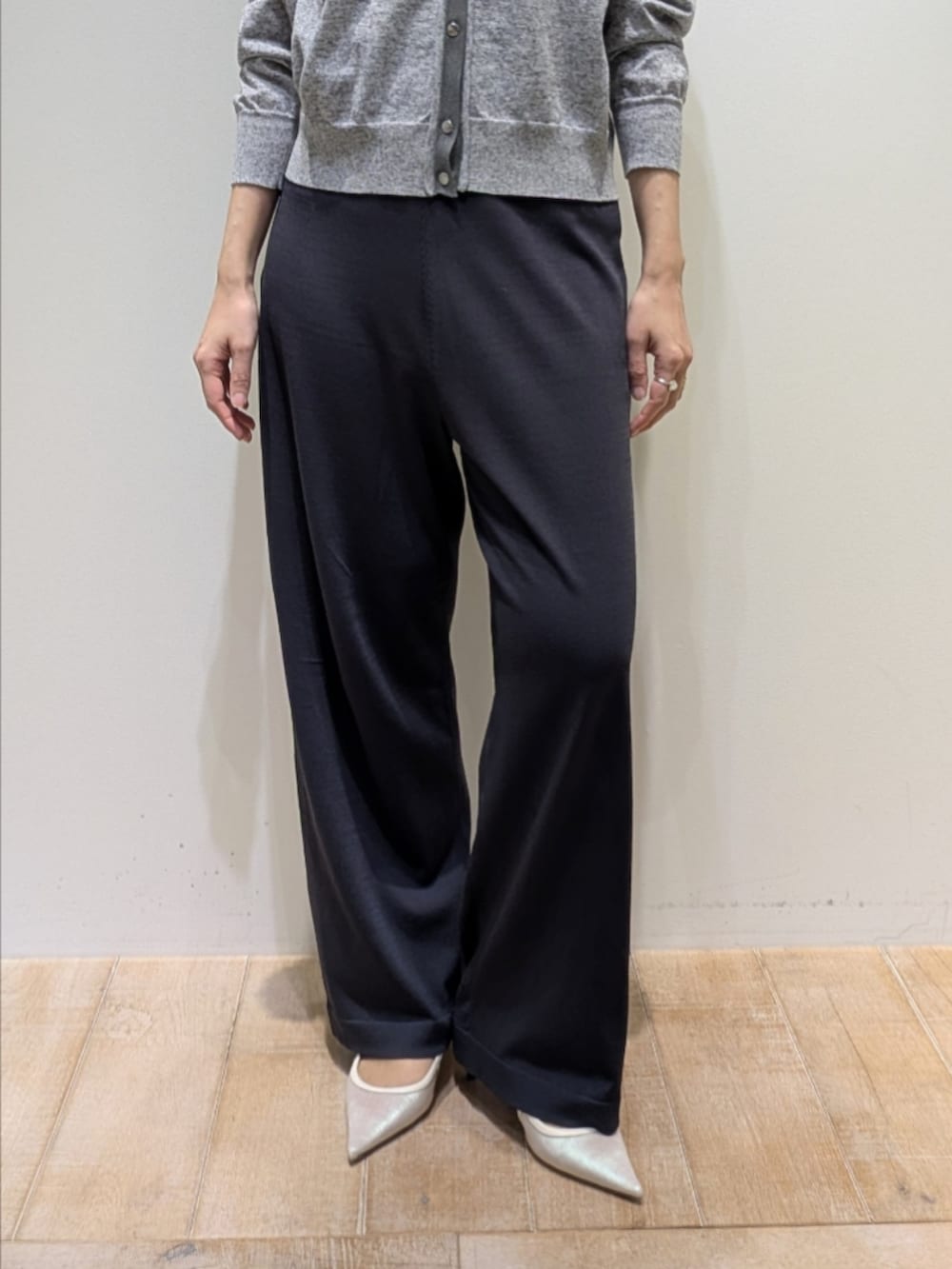 グレー系のカーディガン/ボレロ、グレー系のその他パンツを着用したレディースの春コーディネートの3枚目の写真