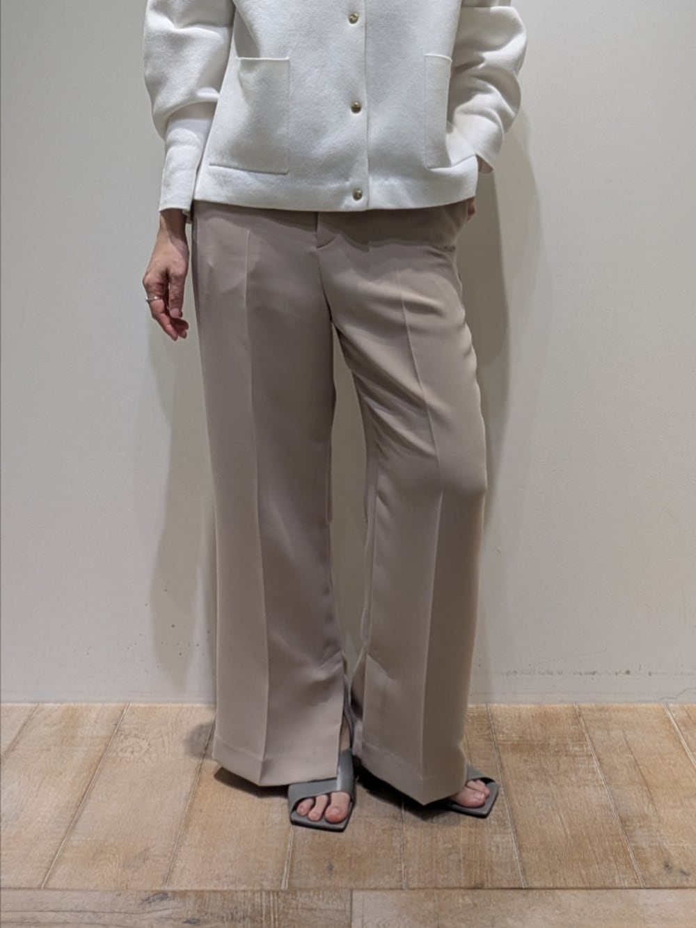 ホワイト系のカーディガン/ボレロ、ベージュ系のその他パンツを着用したレディースの冬コーディネートの3枚目の写真