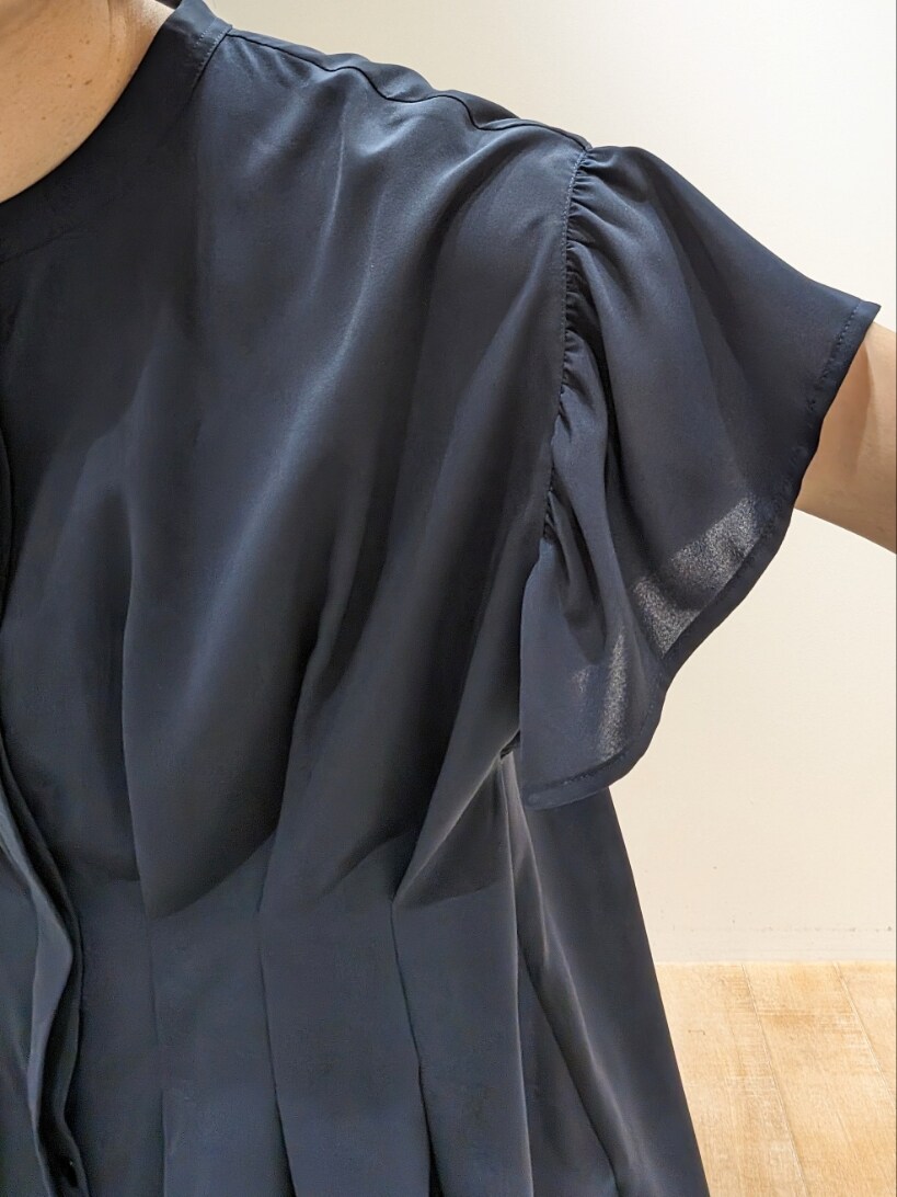 ブラック系のその他パンツ、ブルー系のシャツ/ブラウスを着用したレディースの夏コーディネートの4枚目の写真