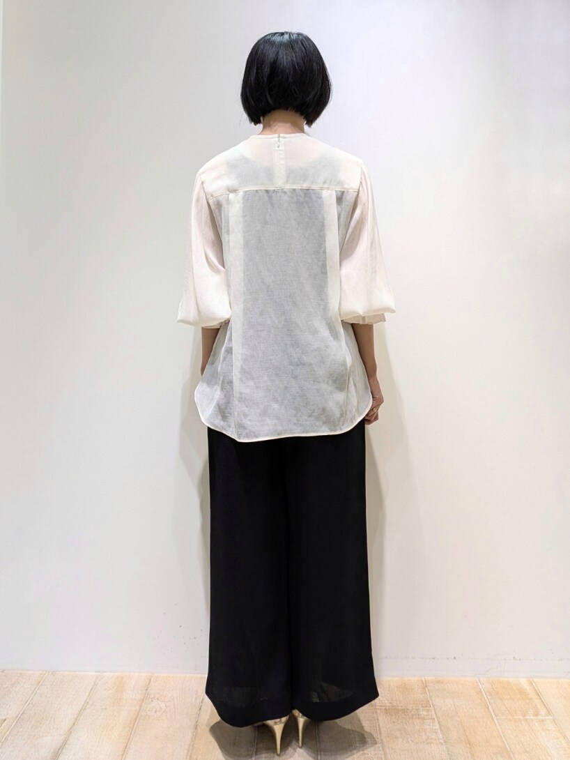 ホワイト系のシャツ/ブラウス、ブラック系のその他パンツを着用したレディースの秋コーディネートの3枚目の写真