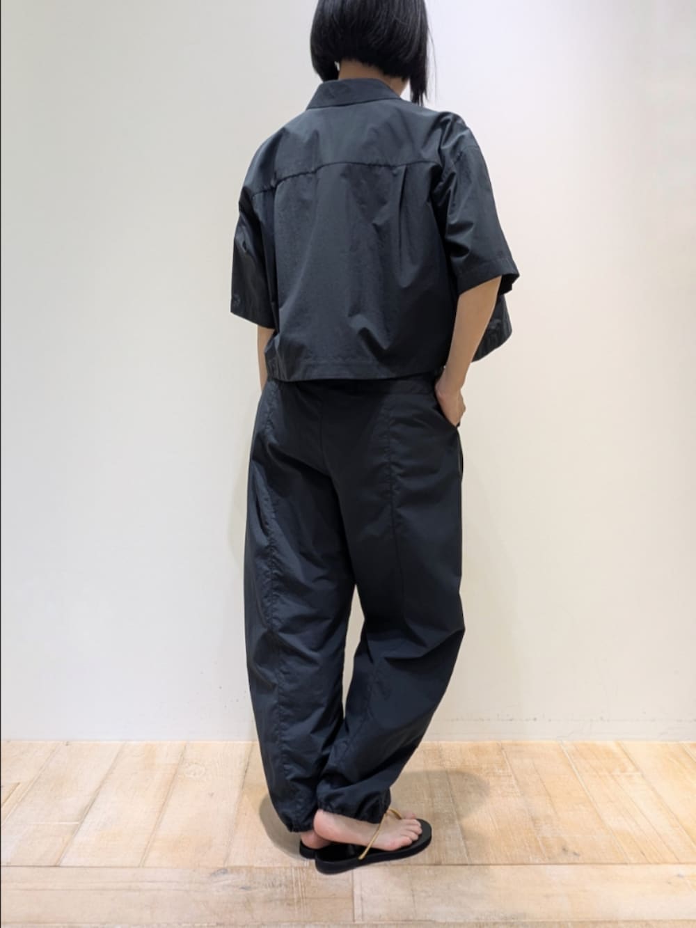 グレー系のシャツ/ブラウス、グレー系のその他パンツ、ホワイト系のタンクトップを着用したレディースの春コーディネートの5枚目の写真